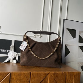 Сумка-хобо в стиле хиппи Chanel 26C из