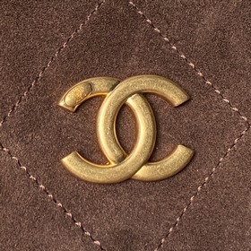 Сумка-хобо в стиле хиппи Chanel 26C из
