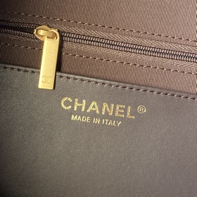 Сумка-хобо в стиле хиппи Chanel 26C из