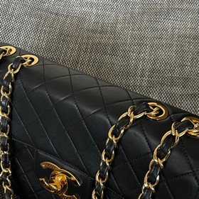 CHANEL VINTAGE — сумка с золотыми заст