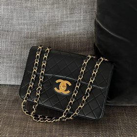 CHANEL VINTAGE — сумка с золотыми заст
