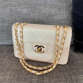 CHANEL VINTAGE — сумка с золотой засте