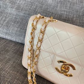 CHANEL VINTAGE — сумка с золотой засте