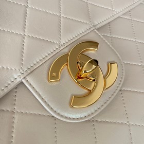 CHANEL VINTAGE — сумка с золотой засте