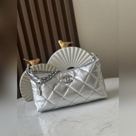 Сумка Chanel 25S Hobo, носящаяся под м