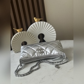 Сумка Chanel 25S Hobo, носящаяся под м