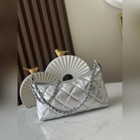 Сумка Chanel 25S Hobo, носящаяся под м
