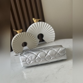 Сумка Chanel 25S Hobo, носящаяся под м