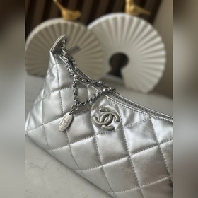 Сумка Chanel 25S Hobo, носящаяся под м