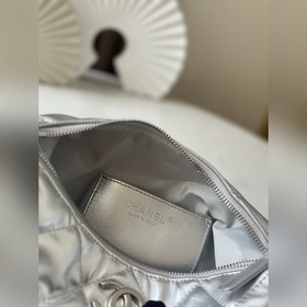 Сумка Chanel 25S Hobo, носящаяся под м