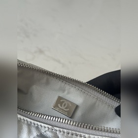 Сумка Chanel 25S Hobo, носящаяся под м