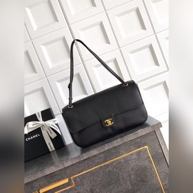 Черная сумка CHANEL 26S с золотой заст