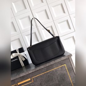 Черная сумка CHANEL 26S с золотой заст