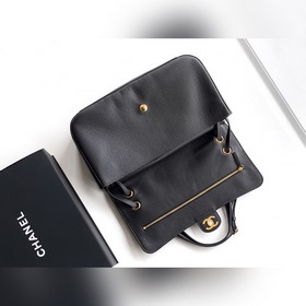 Черная сумка CHANEL 26S с золотой заст