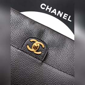 Черная сумка CHANEL 26S с золотой заст