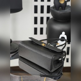 Chanel 26S Новая модель сумки «Багет»