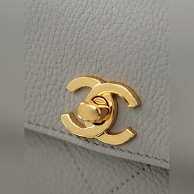 Chanel 26S Новая модель сумки «Багет»