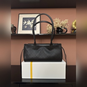 Chanel 26S Новая модель сумки «Багет»
