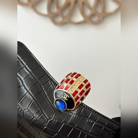 Подержанная чёрная сумочка Chanel с уз