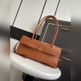 Сумка Chanel 26S «Багет», представленн
