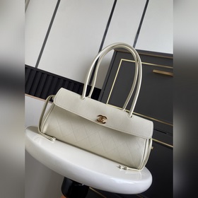 Сумка Chanel 26S в форме багета, котор