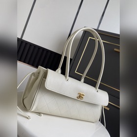 Сумка Chanel 26S в форме багета, котор