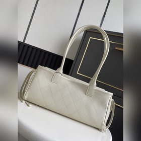Сумка Chanel 26S в форме багета, котор
