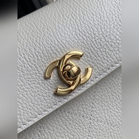 Сумка Chanel 26S в форме багета, котор