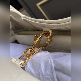 Сумка Chanel 26S в форме багета, котор