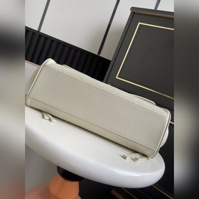 Сумка Chanel 26S в форме багета, котор