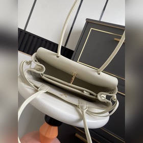 Сумка Chanel 26S в форме багета, котор
