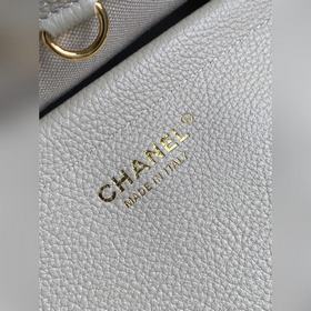 Сумка Chanel 26S в форме багета, котор