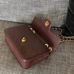 CHANEL VINTAGE — сумка с золотыми заст