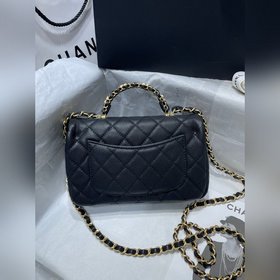 Chanel 25B с ручкой виде логотипа «дво