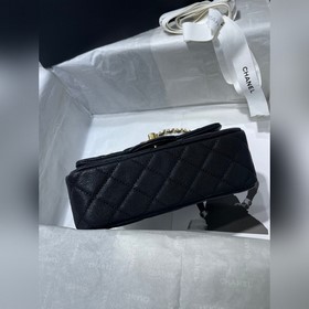 Chanel 25B с ручкой виде логотипа «дво