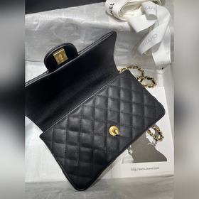 Chanel 25B с ручкой виде логотипа «дво