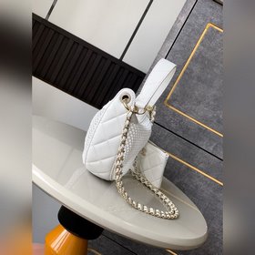Молочно-белая сумка Chanel 25S с ажурн