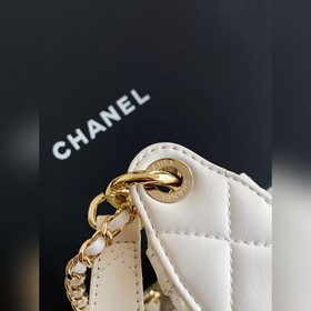 Молочно-белая сумка Chanel 25S с ажурн