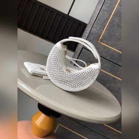 - Молочно-белая сумочка Chanel 25s в с