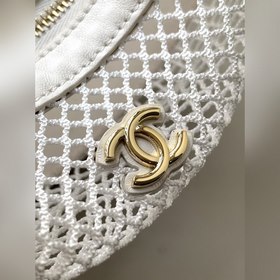 - Молочно-белая сумочка Chanel 25s в с