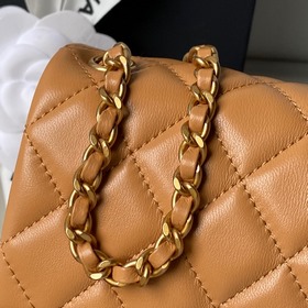 Хитовая модель Chanel — мини-сумка с м