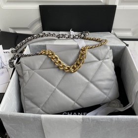 Сумка Chanel среднего размера, воплоти