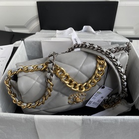 Сумка Chanel среднего размера, воплоти
