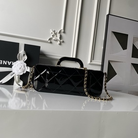 Модель Chanel 25k Coco Handle из подиу