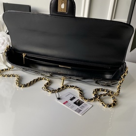 Модель Chanel 25k Coco Handle из подиу