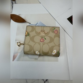 Этот короткий кошелек Coach модели CH4