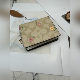 Этот короткий кошелек Coach модели CH4