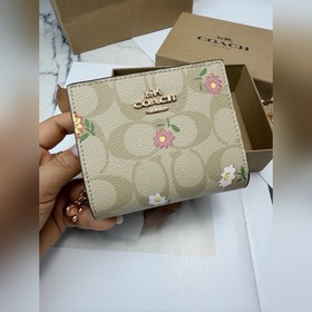 Этот короткий кошелек Coach модели CH4