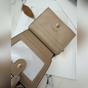 Этот короткий кошелек Coach модели CH4