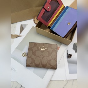 Этот короткий кошелек Coach модели C37